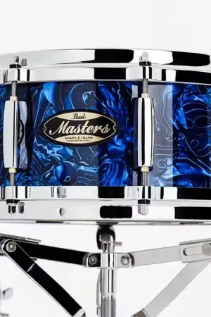 Très apprécié des clients - Pearl Drums Masters Maple Gum 14X6,5 Blue Alone